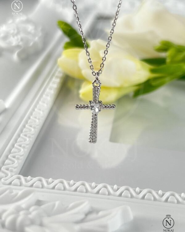 Srebrna ogrlica Križ sa srcem