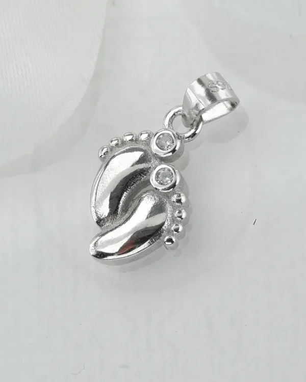 SREBRNI PRIVJESAK S CIRKONIMA - DJEČJA STOPALA (S260309-162229)